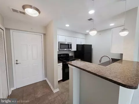 Entry Way - 3176 Summit Square Dr #4-E4, Oakton, VA 22124 photo 1 of 1