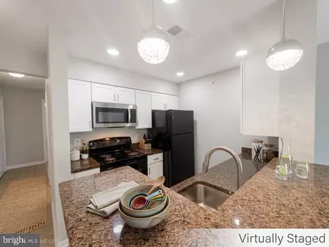 Kitchen - 3176 Summit Square Dr #4-E4, Oakton, VA 22124 photo 3 of 5