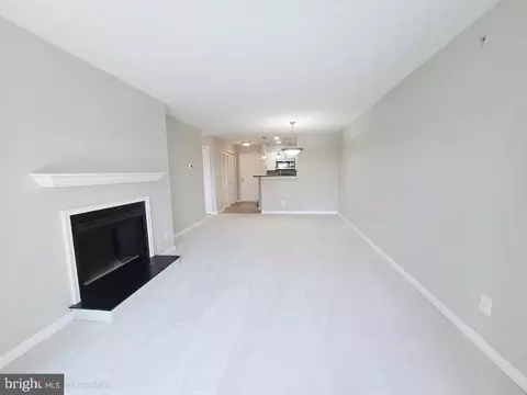 Living - 3176 Summit Square Dr #4-E4, Oakton, VA 22124 photo 3 of 5
