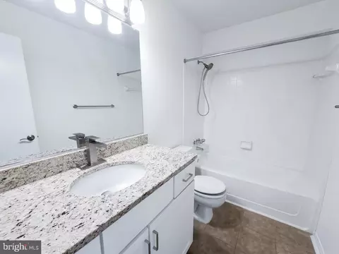 Bath - 3176 Summit Square Dr #4-E4, Oakton, VA 22124 photo 2 of 2