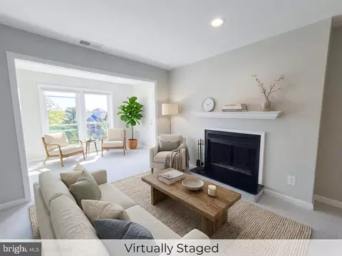 Living - 3176 Summit Square Dr #4-E4, Oakton, VA 22124 photo 4 of 5
