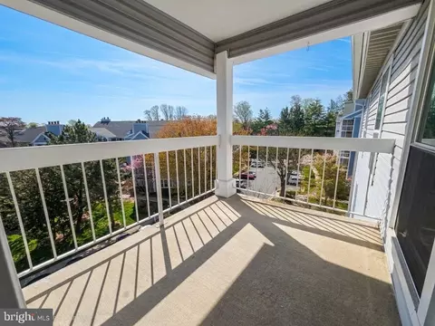 Exterior - 3176 Summit Square Dr #4-E4, Oakton, VA 22124 photo 2 of 2