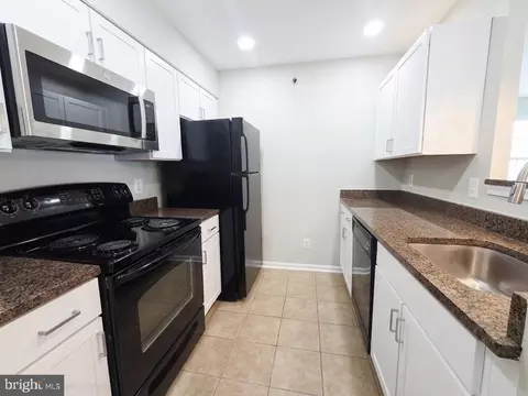 Kitchen - 3176 Summit Square Dr #4-E4, Oakton, VA 22124 photo 2 of 5