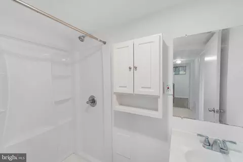 Bath - 6423 Cabell Ct, Springfield, VA 22150 photo 2 of 3