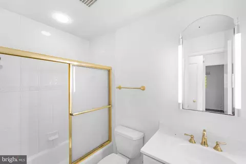 Bath - 6423 Cabell Ct, Springfield, VA 22150 photo 1 of 3