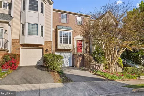 6897 Kerrywood Cir, Centreville, VA 20121