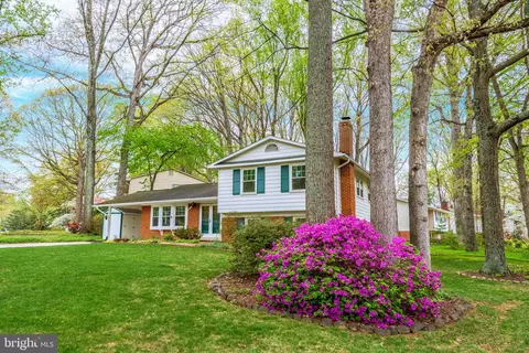 8717 Higdon Dr, Vienna, VA 22182