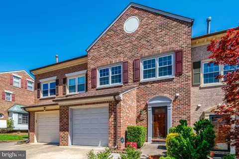 5883 Woodfield Estates Dr, Alexandria, VA 22310