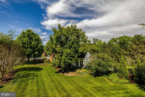 Exterior - 911 Rail Ct, Mclean, VA 22102 photo 13 of 21