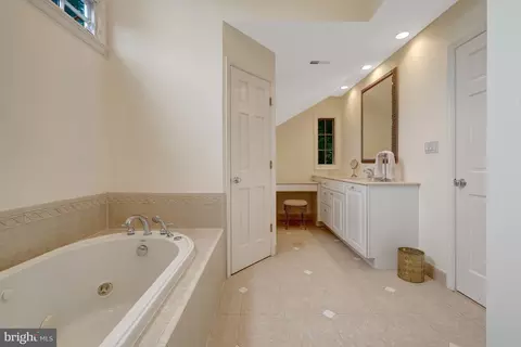 Bath - 911 Rail Ct, Mclean, VA 22102 photo 2 of 8