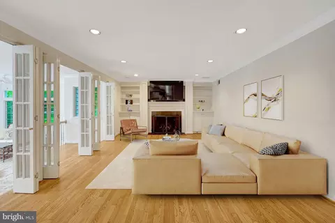 Living - 911 Rail Ct, Mclean, VA 22102 photo 3 of 8