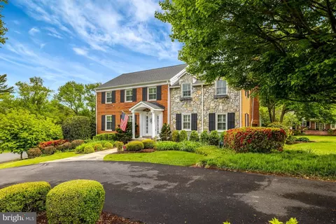 Exterior - 911 Rail Ct, Mclean, VA 22102 photo 2 of 21