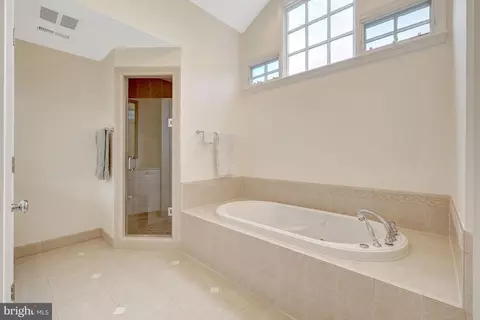 Bath - 911 Rail Ct, Mclean, VA 22102 photo 4 of 8