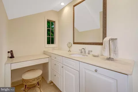 Bath - 911 Rail Ct, Mclean, VA 22102 photo 3 of 8