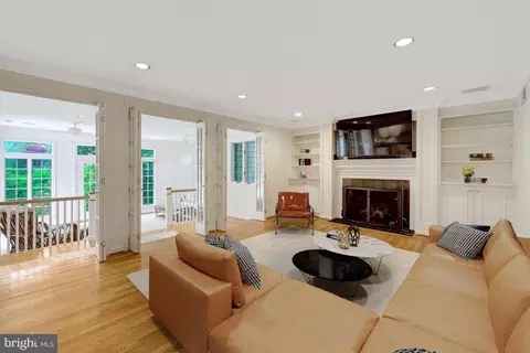 Living - 911 Rail Ct, Mclean, VA 22102 photo 4 of 8