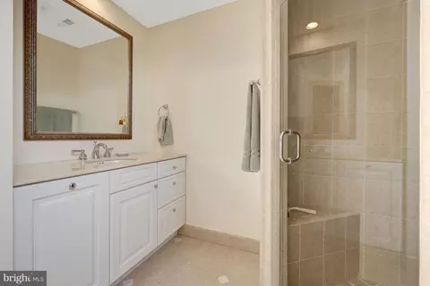 Bath - 911 Rail Ct, Mclean, VA 22102 photo 5 of 8
