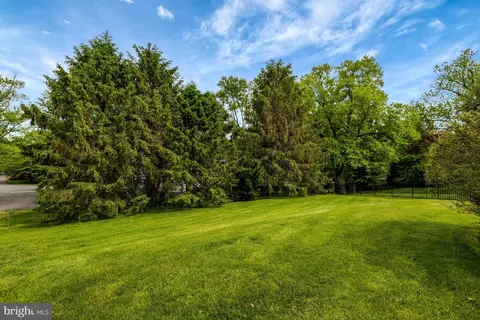 Exterior - 911 Rail Ct, Mclean, VA 22102 photo 12 of 21