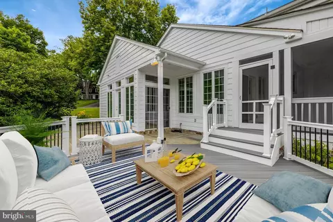 Exterior - 911 Rail Ct, Mclean, VA 22102 photo 6 of 21