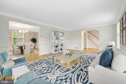 Living - 911 Rail Ct, Mclean, VA 22102 photo 2 of 8