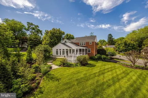 Exterior - 911 Rail Ct, Mclean, VA 22102 photo 3 of 21