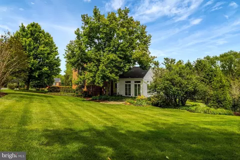 Exterior - 911 Rail Ct, Mclean, VA 22102 photo 14 of 21