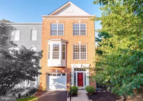 13080 Park Crescent Cir, Herndon, VA 20171