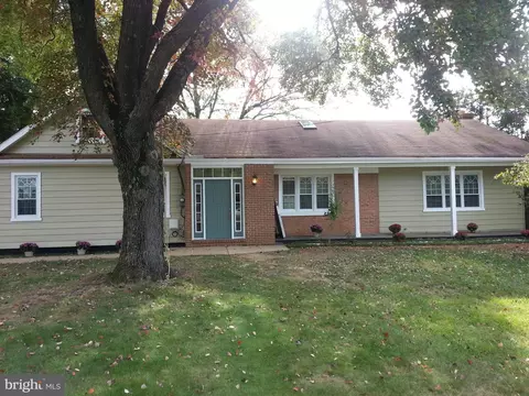 2063 Woodford Rd, Vienna, VA 22182