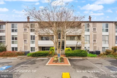 5600 Bloomfield Dr #4, Alexandria, VA 22312