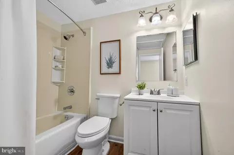 Bath - 9129 Blarney Stone Dr, Springfield, VA 22152 photo 2 of 2