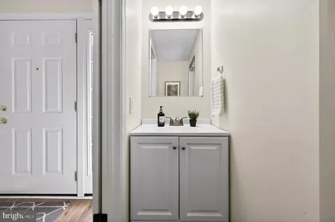 Entry Way - 9129 Blarney Stone Dr, Springfield, VA 22152 photo 3 of 4