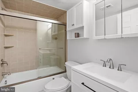 Bath - 7097 Spring Garden Dr #101, Springfield, VA 22150 photo 1 of 2