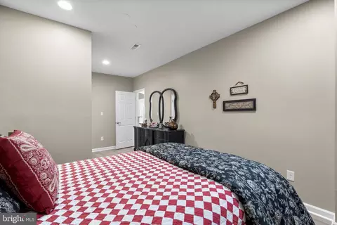 Bedroom - 9323 Castle Hill Rd, Springfield, VA 22153 photo 10 of 10