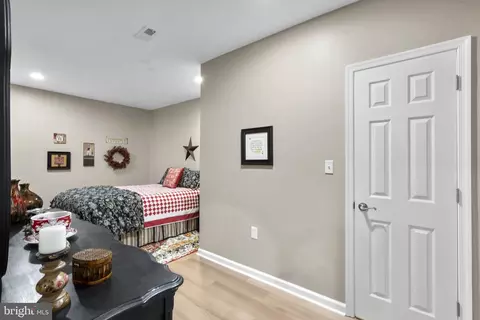 Bedroom - 9323 Castle Hill Rd, Springfield, VA 22153 photo 9 of 10