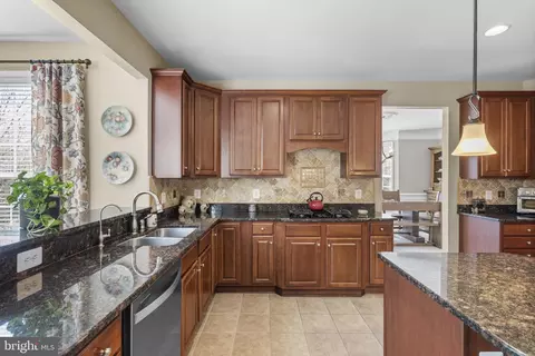 Kitchen - 9323 Castle Hill Rd, Springfield, VA 22153 photo 5 of 8