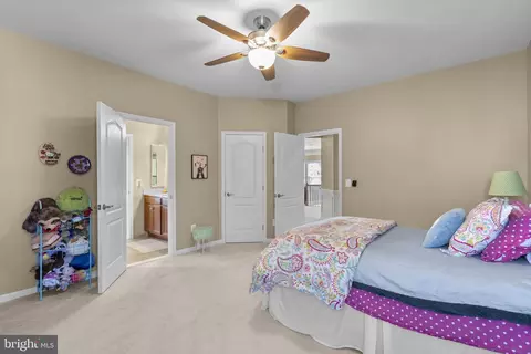 Bedroom - 9323 Castle Hill Rd, Springfield, VA 22153 photo 8 of 10