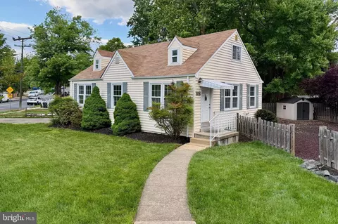 6936 Regent Ln, Falls Church, VA 22042