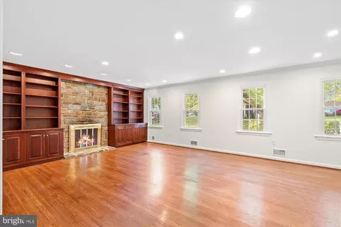 Living - 6212 Nethercombe Ct, Mclean, VA 22101 photo 9 of 15