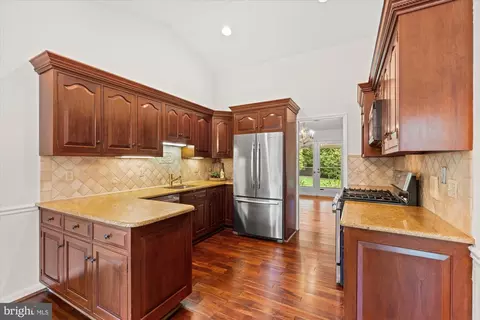 Kitchen - 6212 Nethercombe Ct, Mclean, VA 22101 photo 3 of 4