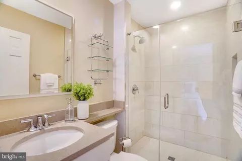 Bath - 6724 Melrose Dr, Mclean, VA 22101 photo 3 of 4