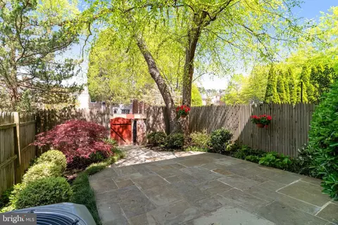 Exterior - 6724 Melrose Dr, Mclean, VA 22101 photo 4 of 8