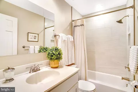 Bath - 6724 Melrose Dr, Mclean, VA 22101 photo 2 of 4