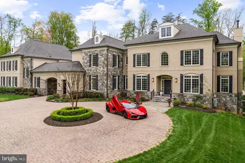 9111 Dara Ln, Great Falls, VA 22066
