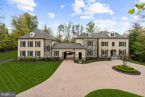 9111 Dara Ln, Great Falls, VA 22066