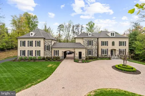 9111 Dara Ln, Great Falls, VA 22066