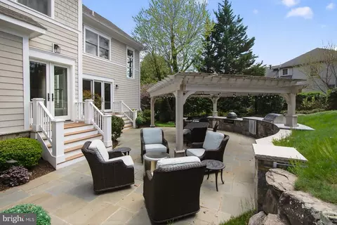 Exterior - 1420 Kurtz Rd, Mclean, VA 22101 photo 3 of 4