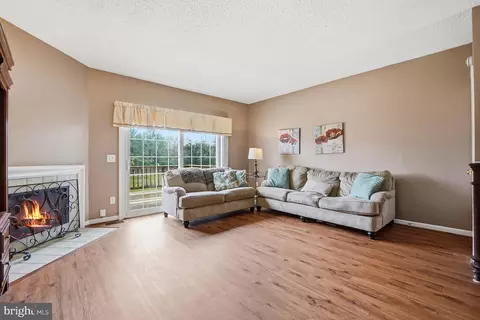 Living - 3023 Mcmaster Ct, Herndon, VA 20171 photo 2 of 3