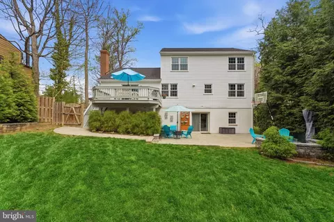 Exterior - 6445 Linway Ter NW, Mclean, VA 22101 photo 9 of 10