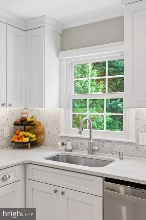 Kitchen - 6445 Linway Ter NW, Mclean, VA 22101 photo 2 of 5