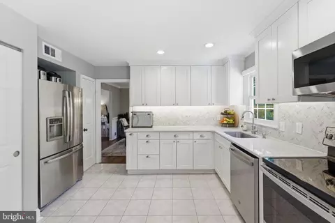 Kitchen - 6445 Linway Ter NW, Mclean, VA 22101 photo 4 of 5