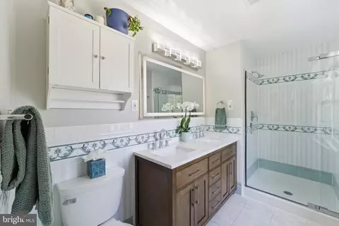 Bath - 6445 Linway Ter NW, Mclean, VA 22101 photo 2 of 5